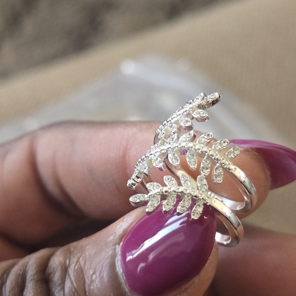 Macy's Elegant Silver Leaf Ring Size 5 Women Cubic Zirconia Rhinestones New - Picture 2 of 9